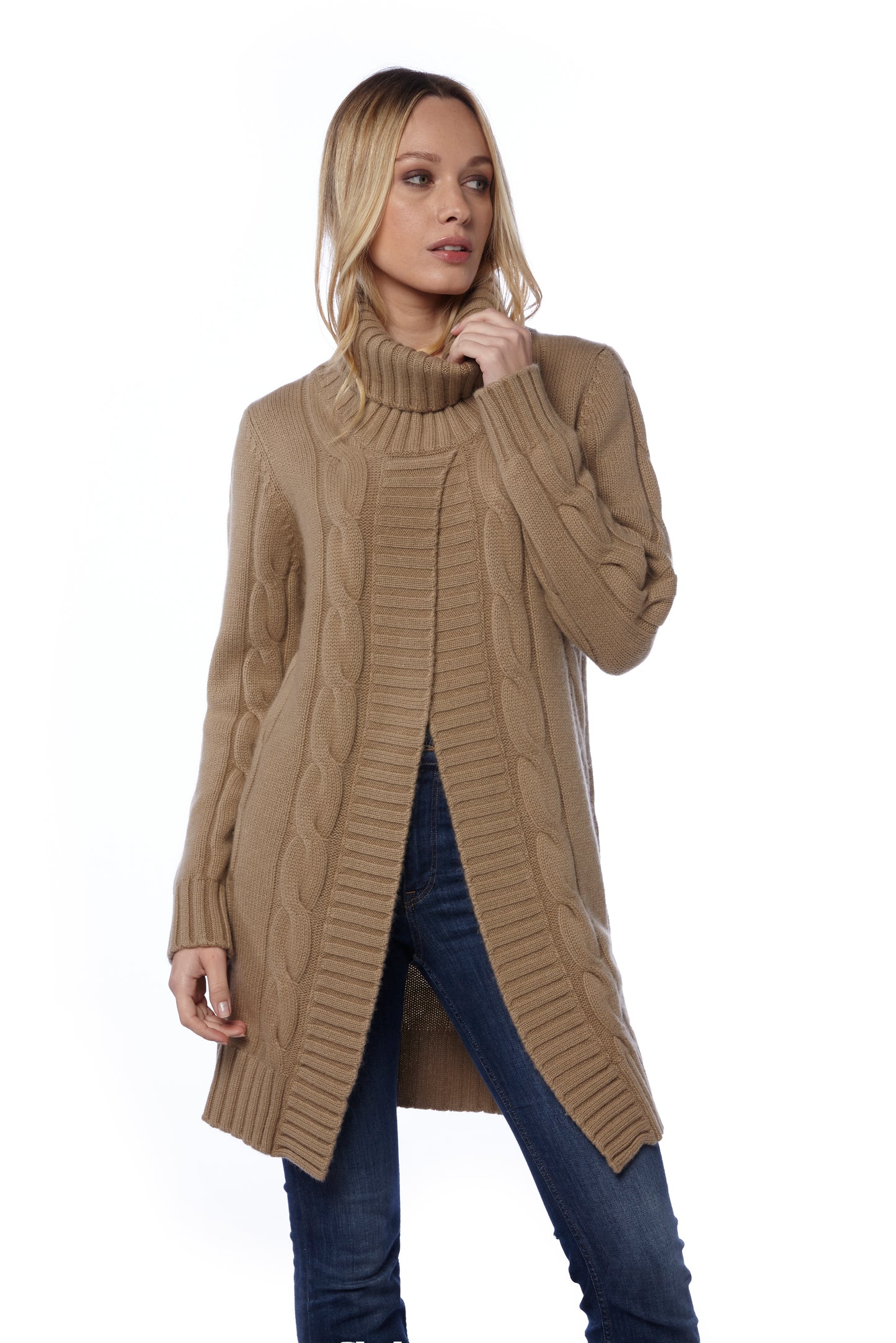 Maxi maglione a treccia collo alto - Cammello