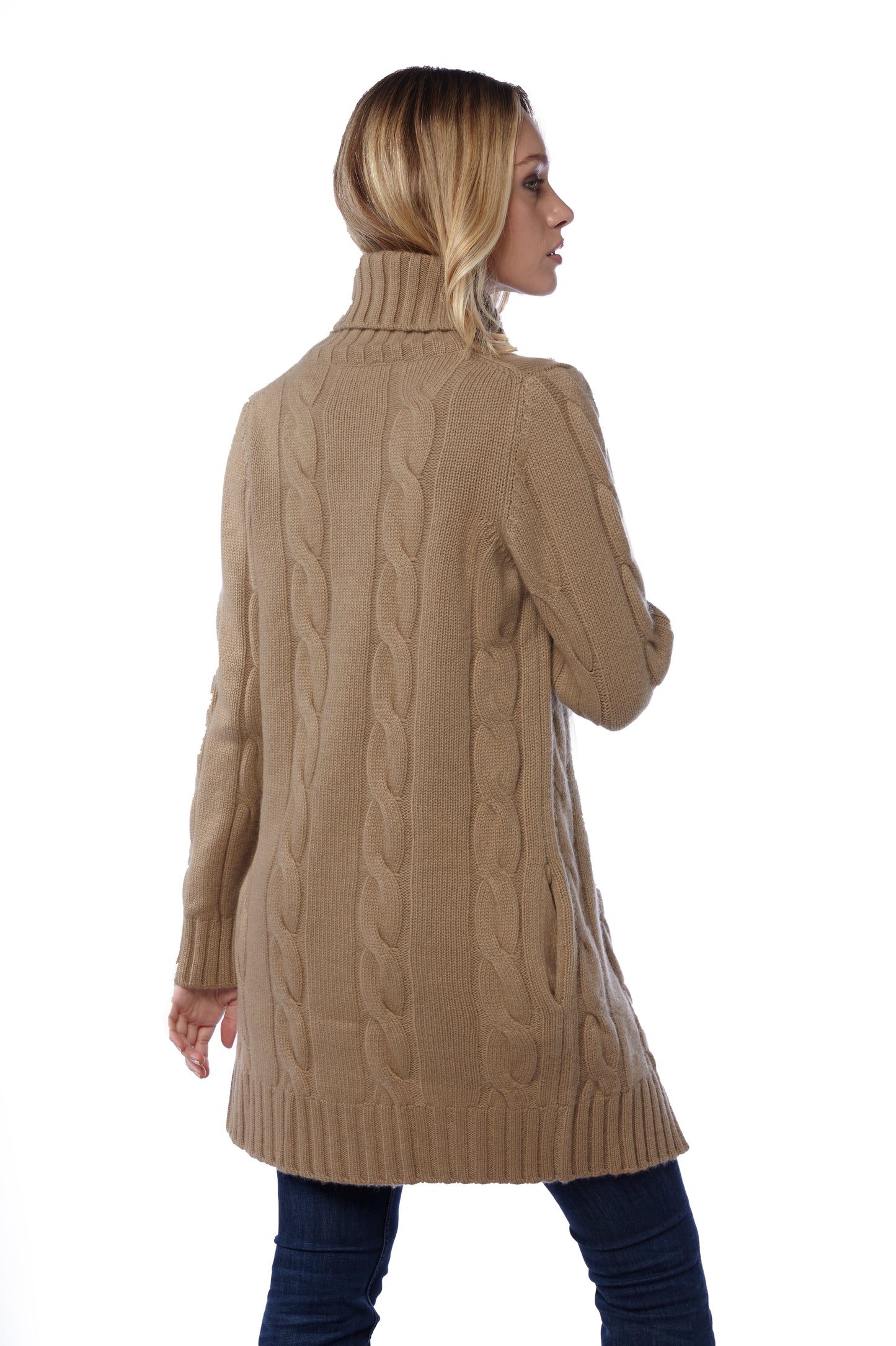 Maxi maglione a treccia collo alto - Cammello